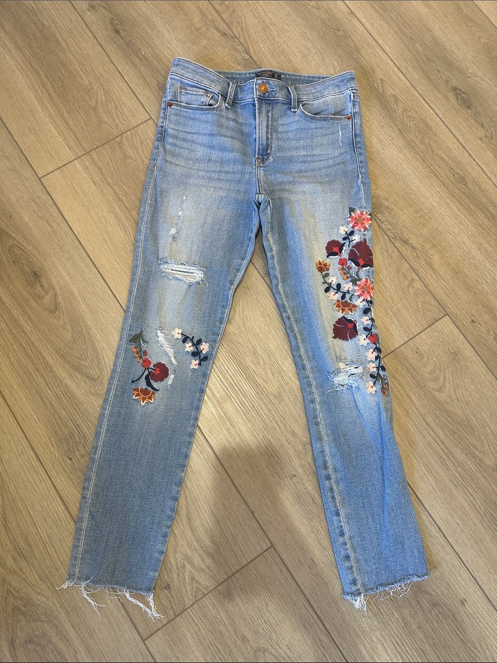 Abercrombie & Fitch Harper Low Rise Ankle Jeans w/ floral embroidery. 27 / 4R.